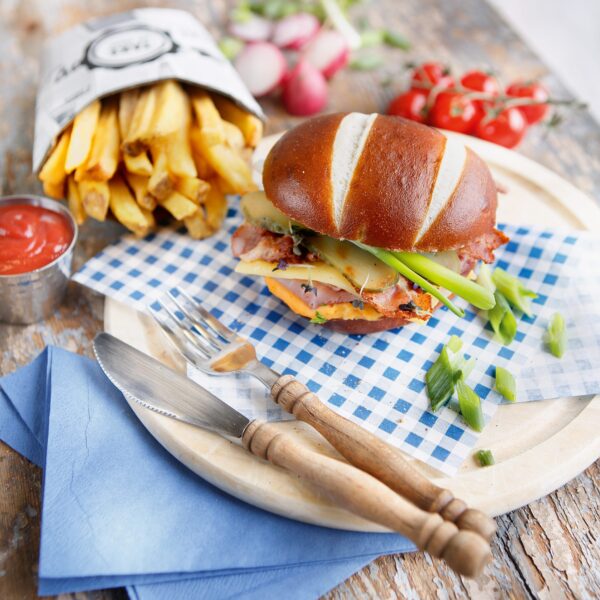 20088. Pan de Hamburguesa tipo Brezel, plato 2 .