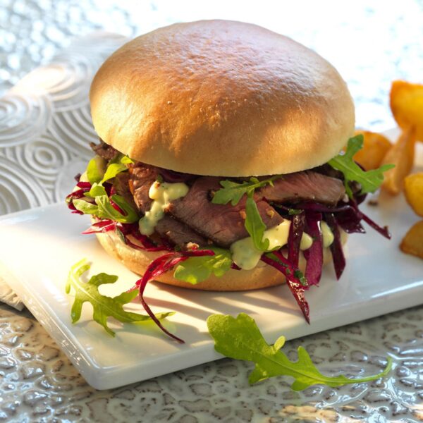 20098. Pan Hamburguesa Brioche precortado en plato.